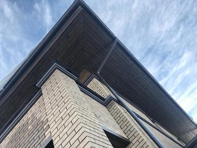 Подшив крыши скошенным планкеном из лиственницы: просто и эстетично Подшив крыши скошенным планкеном из лиственницы: просто и эстетично